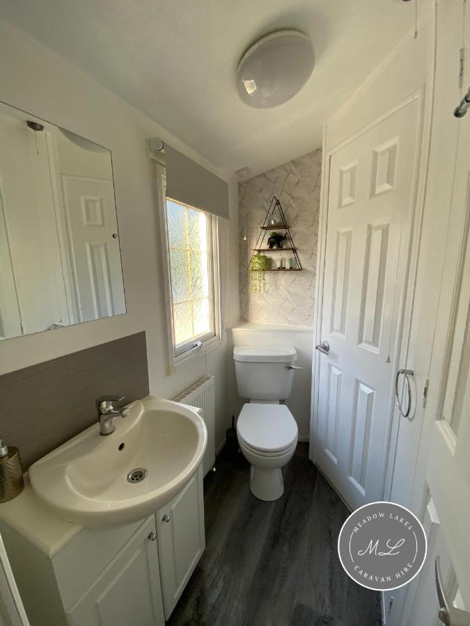 Palm Grove 2- Golden Palm - Pet Friendly, Wifi, Bed Linen, Central Heating - Meadow Lakes Caravan & Lodge Hire Чапъл Сейнт Лионардс Екстериор снимка