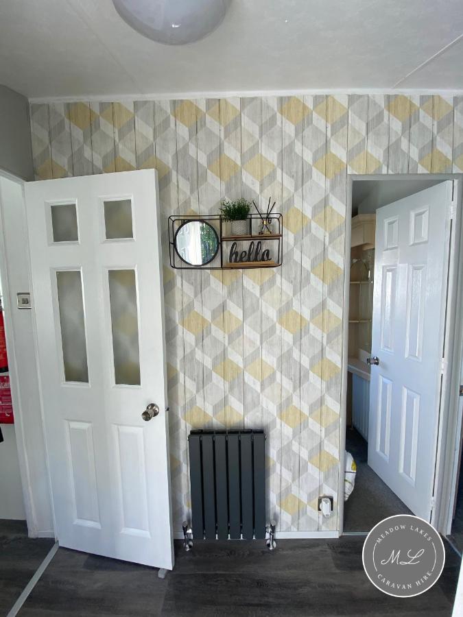Palm Grove 2- Golden Palm - Pet Friendly, Wifi, Bed Linen, Central Heating - Meadow Lakes Caravan & Lodge Hire Чапъл Сейнт Лионардс Екстериор снимка